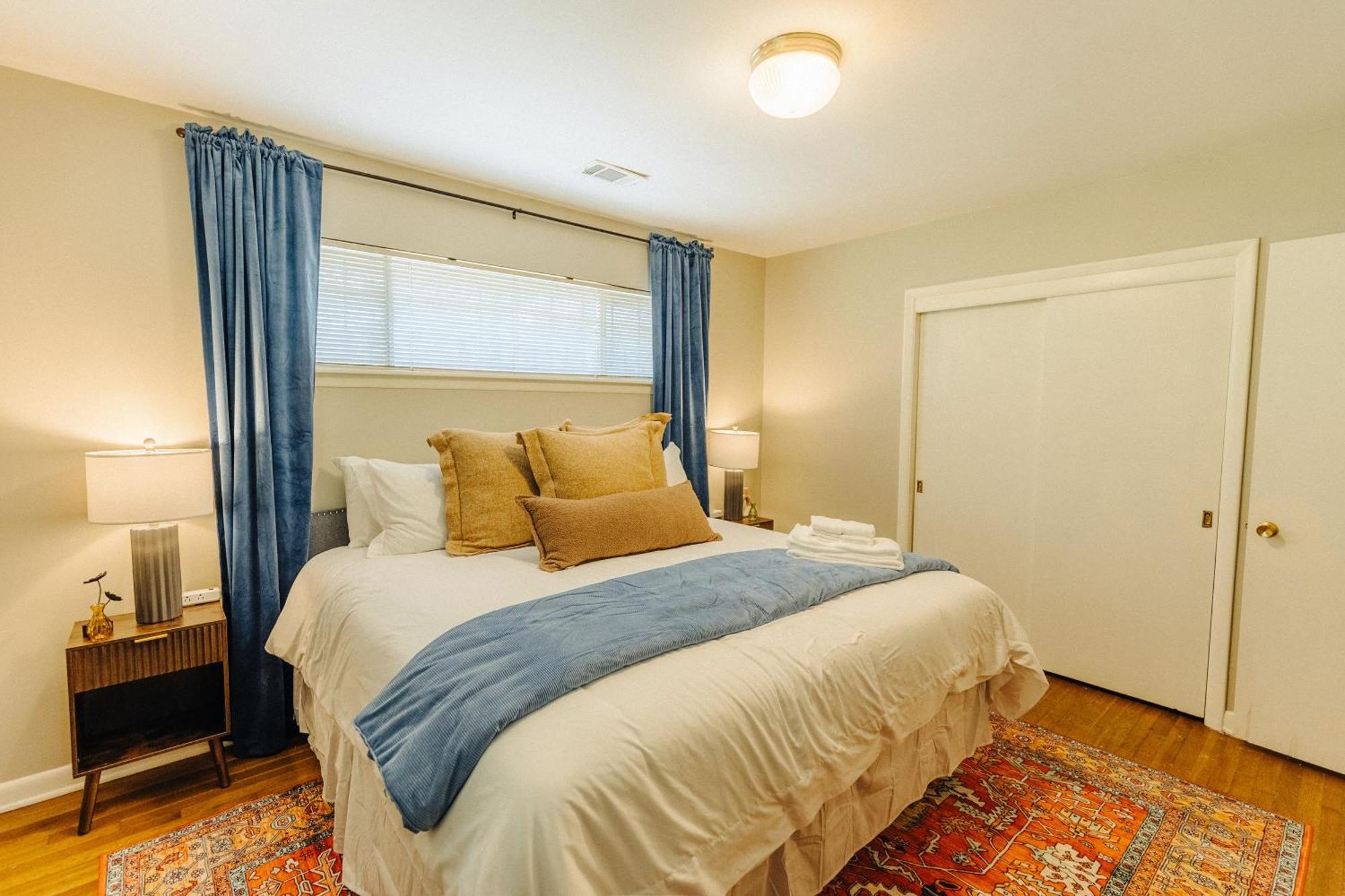 Centrally Located 2 King Bed Midtown 2362 *